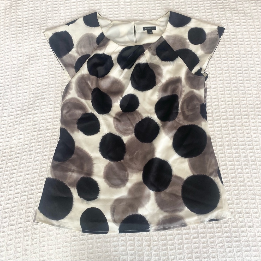 Ann Taylor Black and Gray Fitted Cap Sleeve Silk Blouse size 2